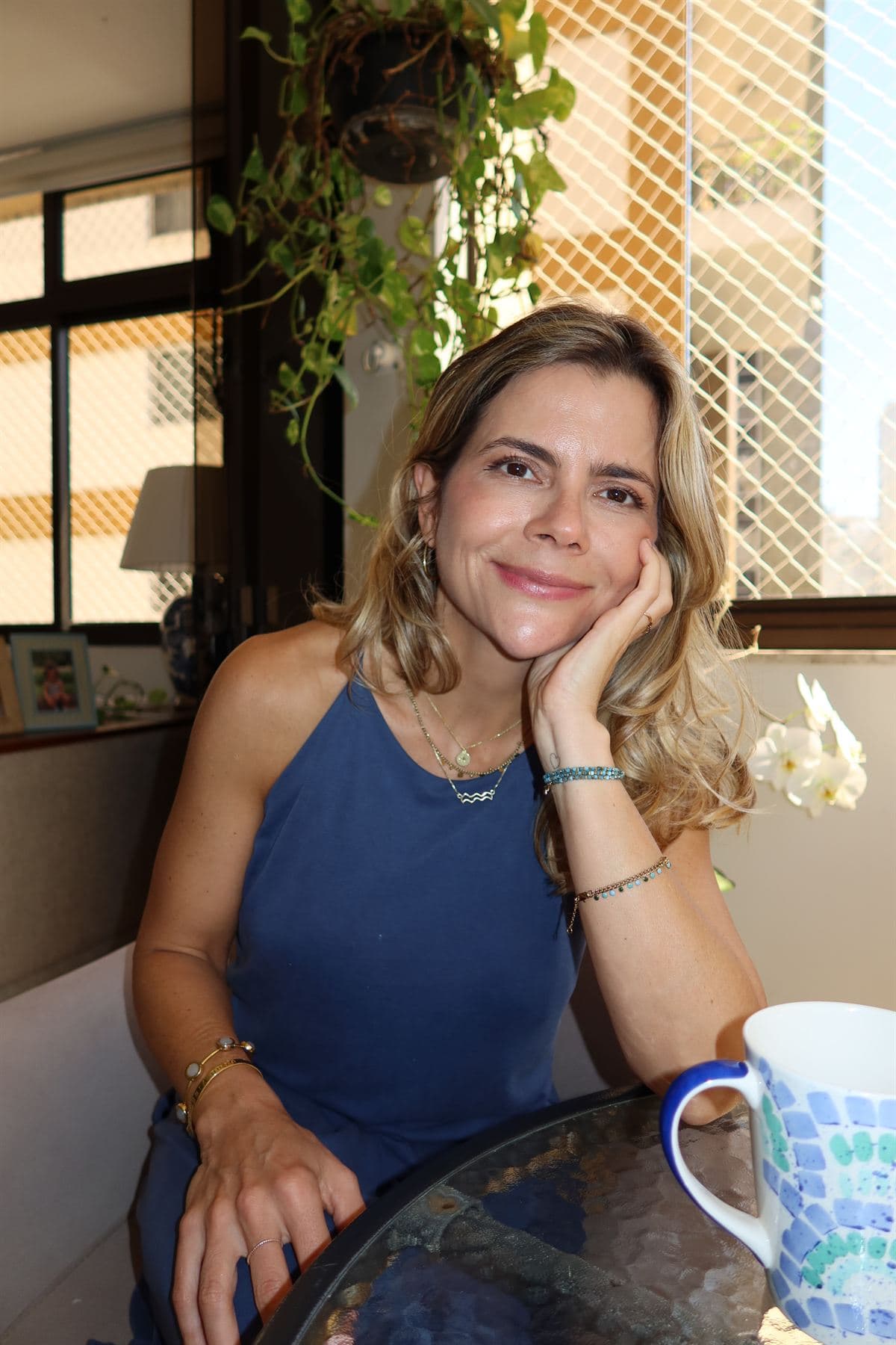 Paula Braga tomando café em uma conversa